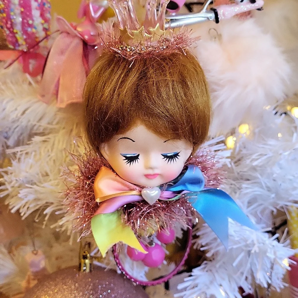 Doll Head Keychain Sleeping Beauty Angel Tiara Kitsch Ornament Vintage Style